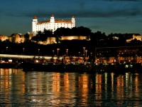 Vyletná plavba, nočná Bratislava