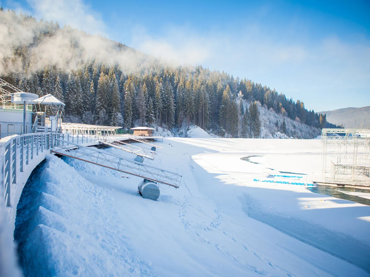 Winter boat parking. We offer storage of your boat/vessel in a dry, tempered hall near the Vlčie Hrdlo swimming pool, parking is suitable for vessels up to 5.5 m wide and 6 m high.