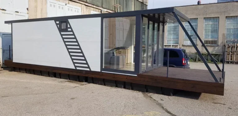 Houseboat 11.7 x 3m. The houseboat has a steel structure and is made of 12 plastic floats filled with polystyrene. The cladding of the houseboat is solved by a sandwich panel with PUR foam, to achieve good thermal insulation properties.