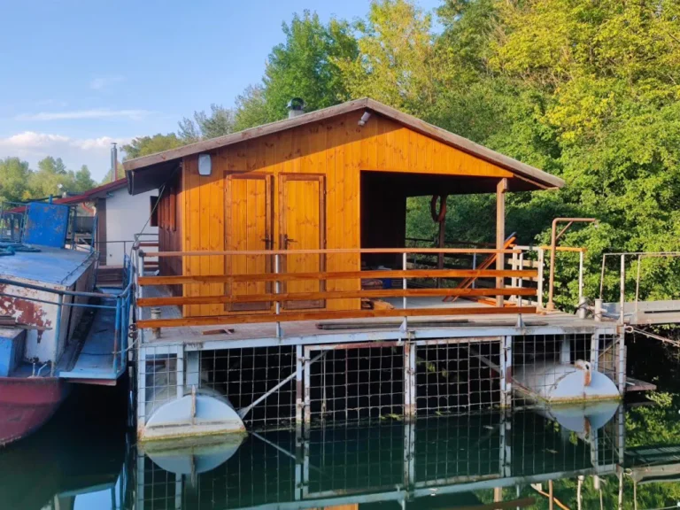 Houseboat reconstruction of the exterior lining. The reconstruction of the houseboat consisted in the replacement of the external wooden paneling on the two front sides of the superstructure.