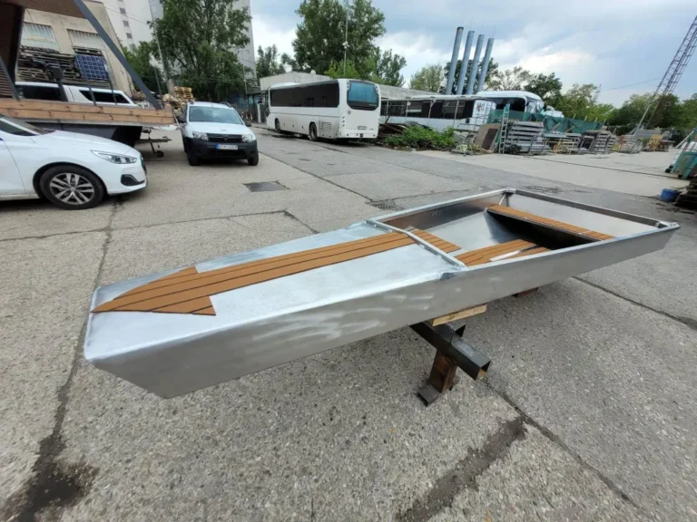 Aluminum boat Arrow 4.0. he boat is welded from a 3 mm thick aluminum sheet with a keeled bottom. According to the customer's wishes, the boat can be equipped with various accessories, according to one's own taste.