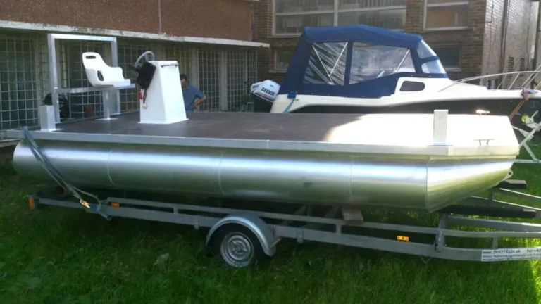Aluminum working catamaran 5x2.3m projection. The aluminum catamaran was designed for work purposes, specifically, as an aid to canoeists, in the deployment of buoys and technical assistance during races.