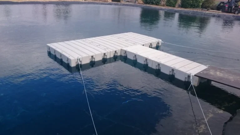 Modular pontoon - Plantago. Plastic modular floats can be arranged in different shapes according to the customer's wishes. We solved this realization of the pontoon for the Plantago gardening center.