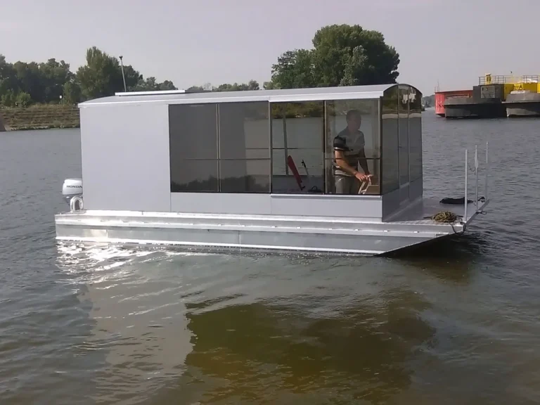 Motor houseboat – Schab 6.2. Motor houseboat for recreational purposes with a comfortable and spacious superstructure. The 6.2 m long houseboat is made of high-quality durable aluminum and is intended for 2-5 persons. the crew.