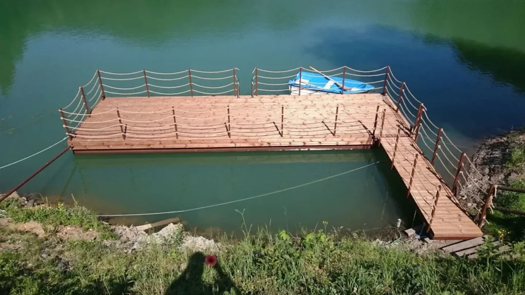 Pontón - Hotel Salamandra Resort. Oceľový pontón s rozmermi 10x3m, s dvoma plavákmi, ktorý bude slúžiť ako letná terasa, bar resp. na masáže pod holou oblohou a na vyviazanie člnov.