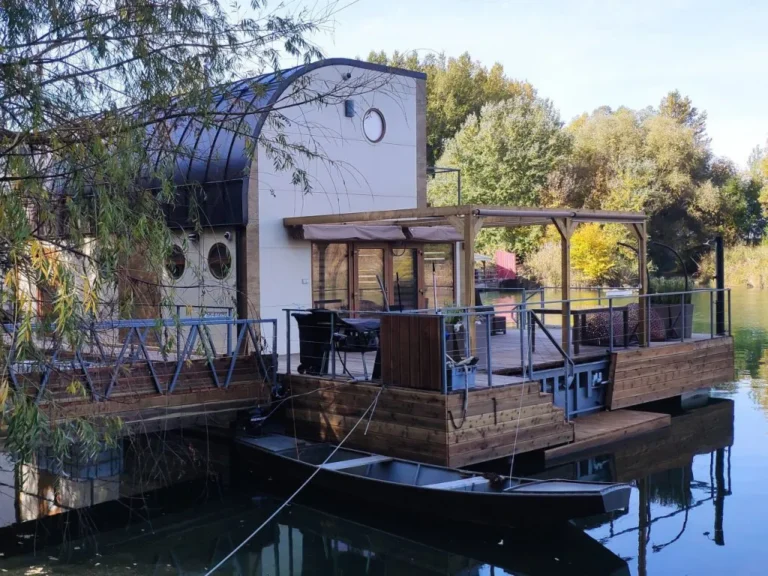 Houseboat Jarovce 14.1x10 - sandwich panel. We participated in this houseboat both in terms of design and implementation. The houseboat consists of a pontoon measuring 14.1x10m.