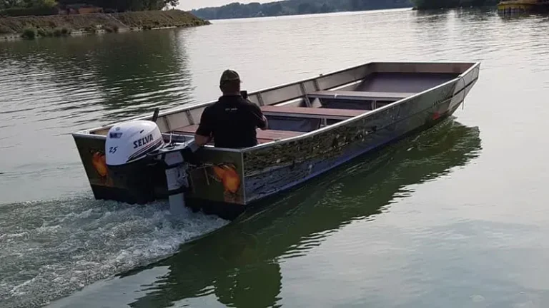 Aluminum bow 6.5x2.5m. The bow was designed to meet the customer's needs. It is spacious, relatively light for its dimensions due to the fact that it is welded from 3 mm thick aluminum sheet and has good buoyancy or little resistance in water.
