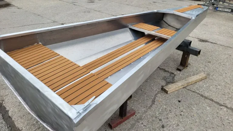 Aluminum boat Arrow 4.0 projection. This boat is designed to have the least possible resistance in the water, to be light in weight and easy to carry.