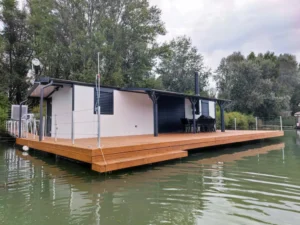 Houseboat Jarovce 13x9 (aluminum) - sandwich panel. This houseboat is special in that the construction of the pontoon and the superstructure of the houseboat is all-aluminum, so it has a lower weight compared to a standard steel construction.