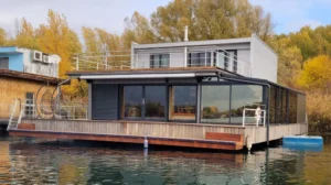 Hausbót Jarovce – zimná záhrada. Pri rekonštrukcii hausbótu sme realizovali rozšírenie pontónu kvôli osadeniu prístrešku – zimnej záhrady. Rozšírenie sa týkalo bočnej strany pontónu, kde pre dostatočný výtlak potrebný pre novú terasu, sme použili plastové pontóny, ktoré sú vyplnené polystyrénom, aby odolávali mrazu.
