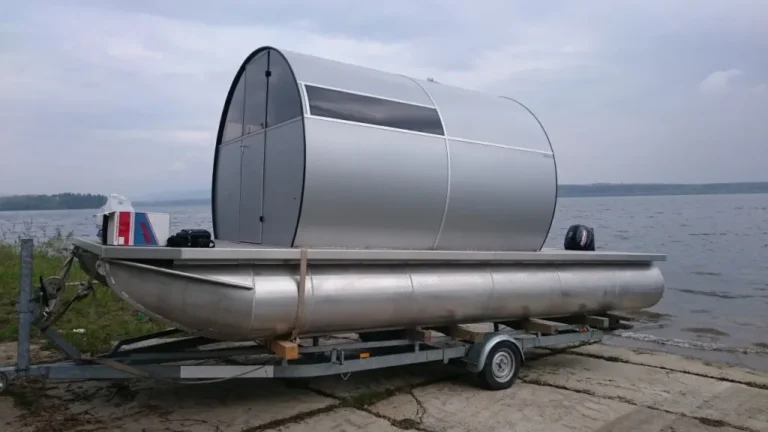 Catamaran 6.5 x 2.55m. Motor houseboat suitable for recreational purposes with a comfortable and stylish superstructure. The houseboat is intended for a recreational stay for 2-5 people.