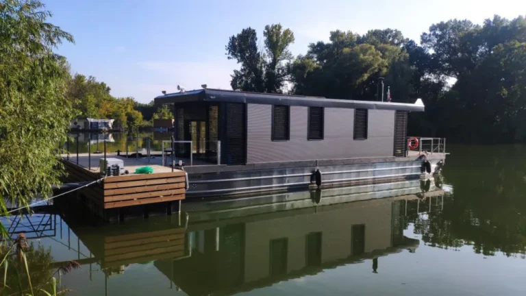 Motor houseboat Catamaran 15 x 4.5 m. Motor houseboat - catamaran 15x4.5m is spacious, light, stable, suitable for sailing on the river as well as for mooring near the shore.