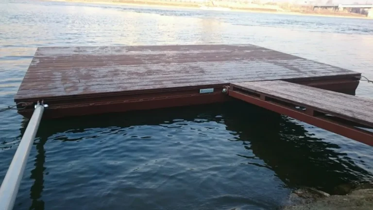 Pontoon 4x2.5m – DunajKlub Kamzík. The pontoon is located on the main course of the Danube on the Petržalská side near the former Lido swimming pool.