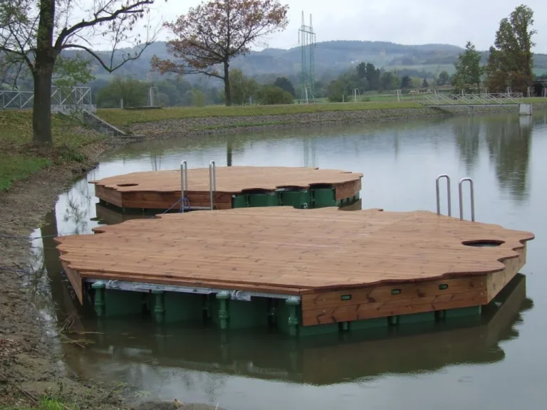Pontoon Lekno - Rybník Benešov. Modular pontoons can be laid out not only in the classic shape. They can also be used to make such nice pontoons in the shape of a "water lily"