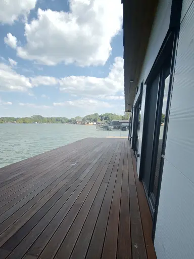 Hausbót o rozmere 15,3 x 13,9m určeného na bývanie a rekreáciu pozostáva z pontónu z oceľovej konštrukcie a z nadstavby o rozmere 11,39 x 9,17m. Vonkajšie obloženie pozostáva zo sendvičových PUR panelov.