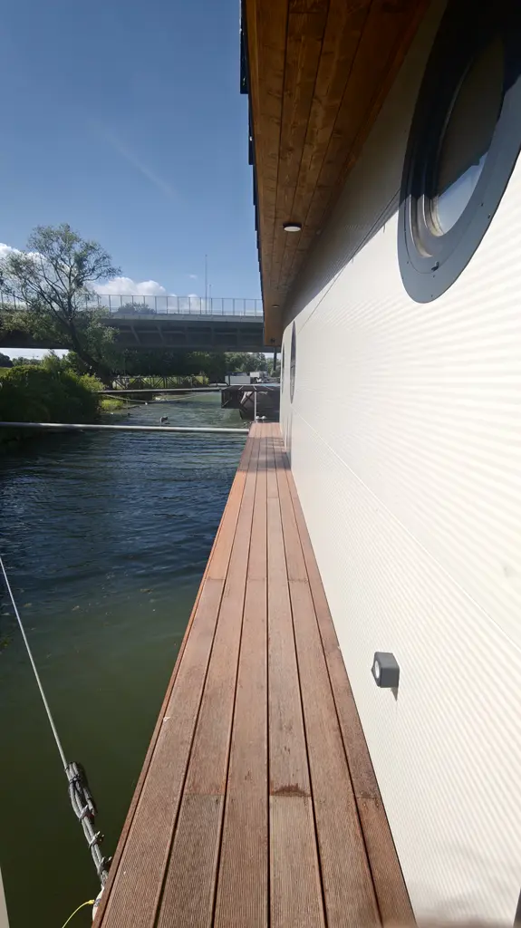Hausbót o rozmere 15,3 x 13,9m určeného na bývanie a rekreáciu pozostáva z pontónu z oceľovej konštrukcie a z nadstavby o rozmere 11,39 x 9,17m. Vonkajšie obloženie pozostáva zo sendvičových PUR panelov.