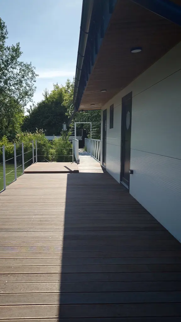 Hausbót o rozmere 15,3 x 13,9m určeného na bývanie a rekreáciu pozostáva z pontónu z oceľovej konštrukcie a z nadstavby o rozmere 11,39 x 9,17m. Vonkajšie obloženie pozostáva zo sendvičových PUR panelov.