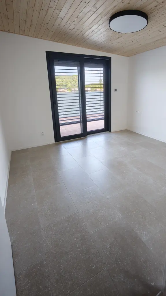 Hausbót o rozmere 15,3 x 13,9m určeného na bývanie a rekreáciu pozostáva z pontónu z oceľovej konštrukcie a z nadstavby o rozmere 11,39 x 9,17m. Vonkajšie obloženie pozostáva zo sendvičových PUR panelov.