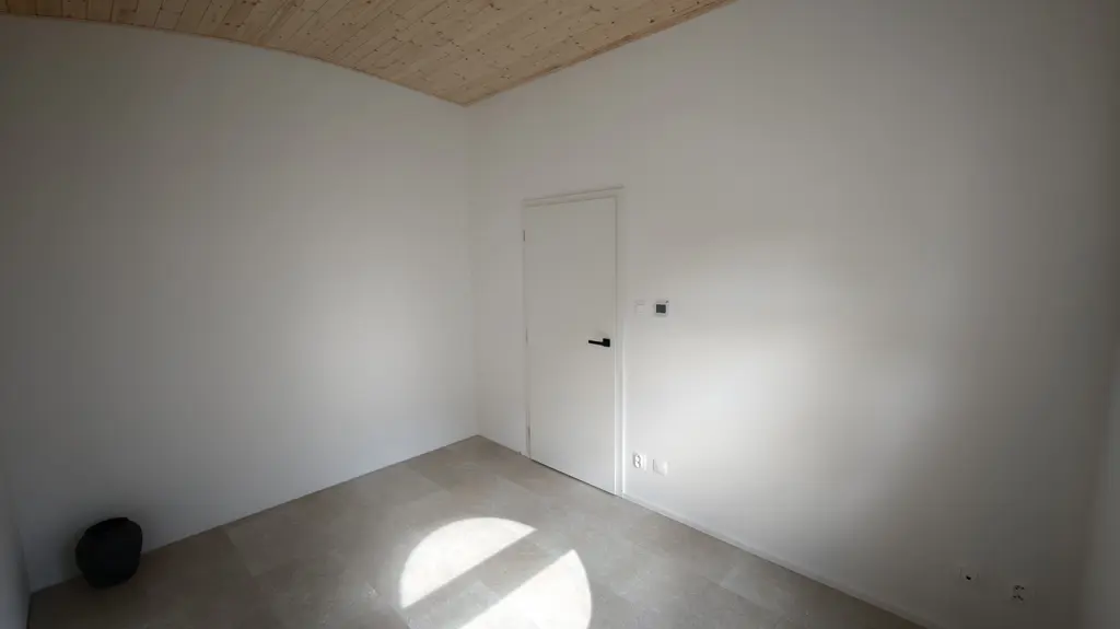 Hausbót o rozmere 15,3 x 13,9m určeného na bývanie a rekreáciu pozostáva z pontónu z oceľovej konštrukcie a z nadstavby o rozmere 11,39 x 9,17m. Vonkajšie obloženie pozostáva zo sendvičových PUR panelov.
