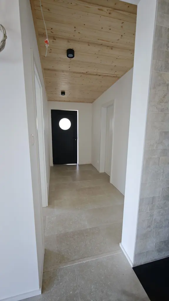 Hausbót o rozmere 15,3 x 13,9m určeného na bývanie a rekreáciu pozostáva z pontónu z oceľovej konštrukcie a z nadstavby o rozmere 11,39 x 9,17m. Vonkajšie obloženie pozostáva zo sendvičových PUR panelov.