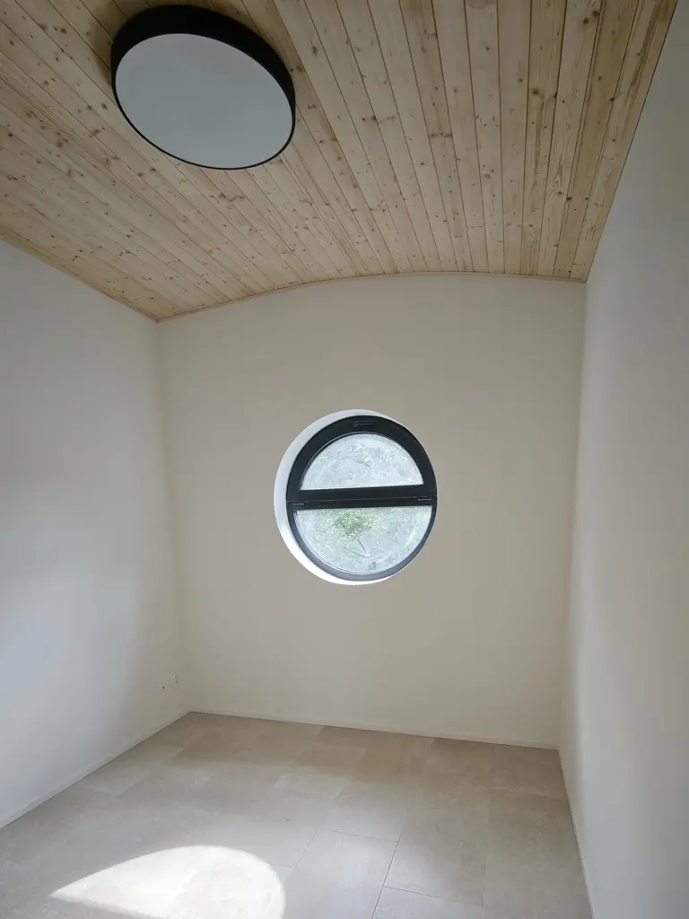 Hausbót o rozmere 15,3 x 13,9m určeného na bývanie a rekreáciu pozostáva z pontónu z oceľovej konštrukcie a z nadstavby o rozmere 11,39 x 9,17m. Vonkajšie obloženie pozostáva zo sendvičových PUR panelov.